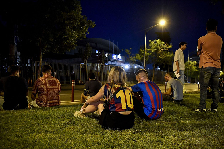 Chia tay Messi, CĐV Barca thức trắng đêm gào khóc trong tuyệt vọng - Ảnh 4