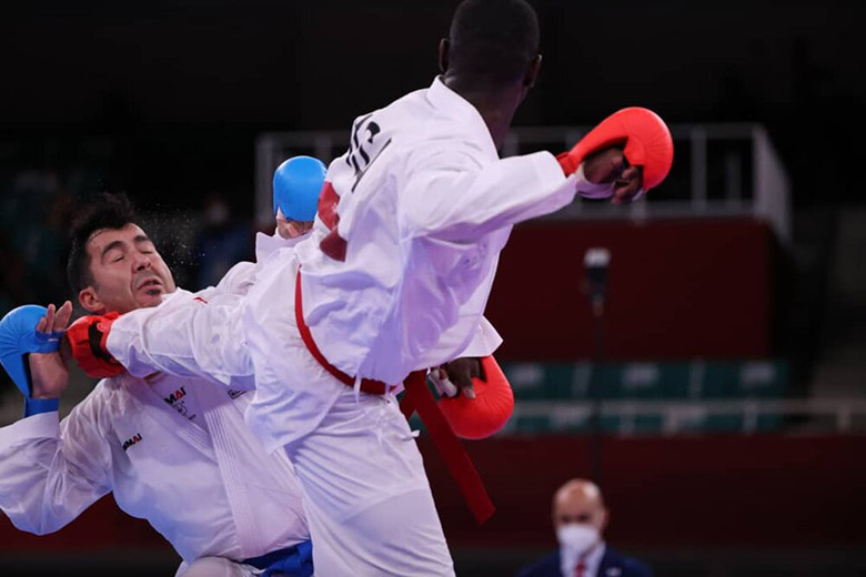 Olympic Tokyo 2021: Bị đánh cho lên cáng, võ sĩ người Iran vẫn giành HCV Karate - Ảnh 1