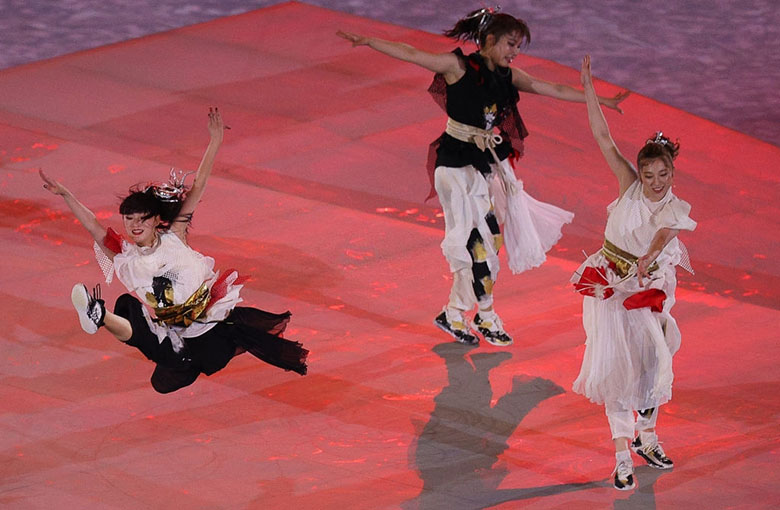 Chùm ảnh lễ bế mạc Olympic Tokyo 2021: Ấm cúng nhưng vẫn rực rỡ sắc màu - Ảnh 1