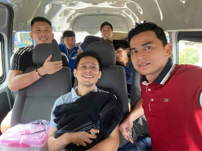 Hàng không tê liệt, HLV Kiatisuk đi hơn 1000km ô tô để về Thái Lan - Ảnh 1