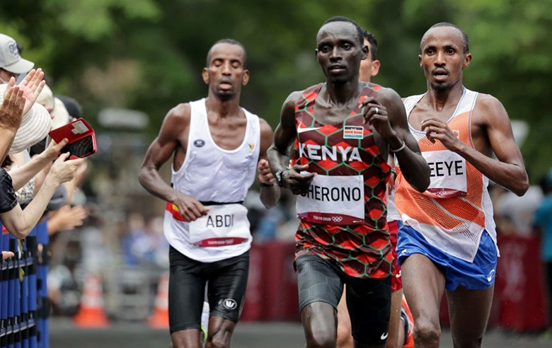 Ông vua chạy đường trường Eliud Kipchoge bảo vệ thành công tấm HCV marathon tại Olympic Tokyo 2021 - Ảnh 1