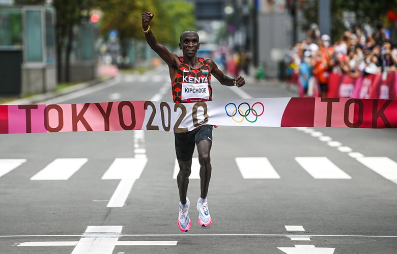 Ông vua chạy đường trường Eliud Kipchoge bảo vệ thành công tấm HCV marathon tại Olympic Tokyo 2021 - Ảnh 2