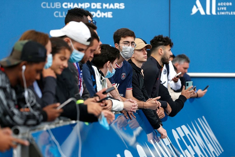 CĐV Paris hóng chờ Messi tại Paris đông như hóng cháy nhà hà nội  - Ảnh 8