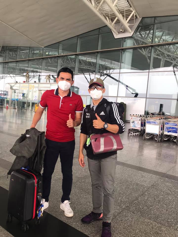 Trải nghiệm 22 giờ 'xuyên Việt' đến sân bay Nội Bài của HLV Kiatisuk - Ảnh 2