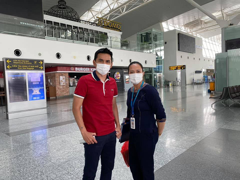 Trải nghiệm 22 giờ 'xuyên Việt' đến sân bay Nội Bài của HLV Kiatisuk - Ảnh 4