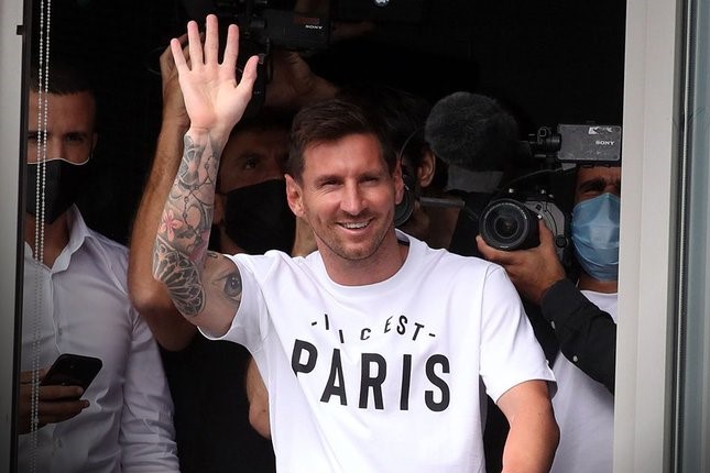 Messi mặc áo in chữ 