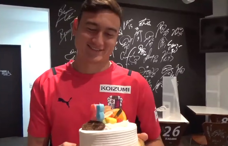 Văn Lâm ngượng ngùng khi được đồng đội ở Creza Osaka chúc mừng sinh nhật - Ảnh 1