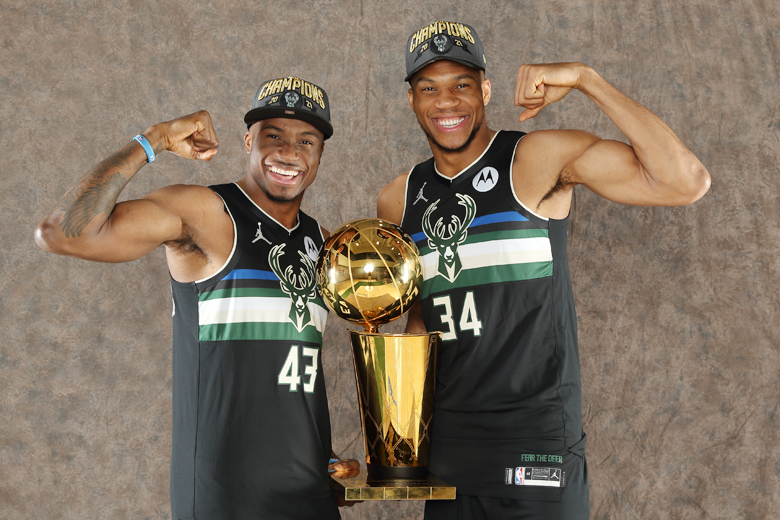 Antetokounmpo được Milwaukee Bucks gia hạn 2 năm - Ảnh 1