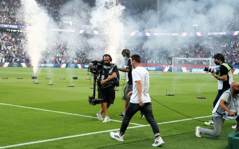 CHÙM ẢNH: PSG ra mắt Messi cùng dàn tân binh cực hoành tráng, Parc des Princes nổ tung - Ảnh 2