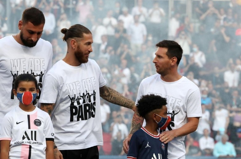 CHÙM ẢNH: PSG ra mắt Messi cùng dàn tân binh cực hoành tráng, Parc des Princes nổ tung - Ảnh 4