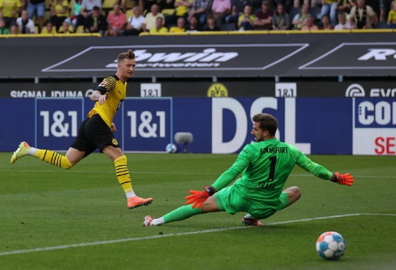 Marco Reus chỉ đạo chiến thuật cho HLV trong trận thắng của Dortmund - Ảnh 2