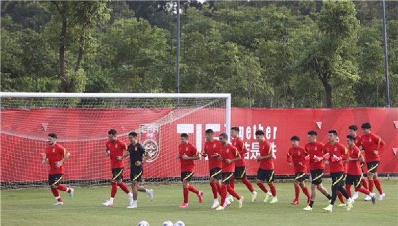 Đội tuyển Trung Quốc tập buổi đầu chuẩn bị cho vòng loại World Cup 2022 với 14 cầu thủ - Ảnh 2