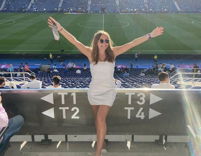 Gặp gỡ nữ MC xinh đẹp Olivia Buzaglo: Fan cuồng của Chelsea, suýt theo nghiệp cầu thủ - Ảnh 7