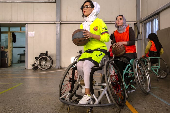 Hành trình chạy trốn khỏi Taliban của nữ VĐV bóng rổ Afghanistan  - Ảnh 1