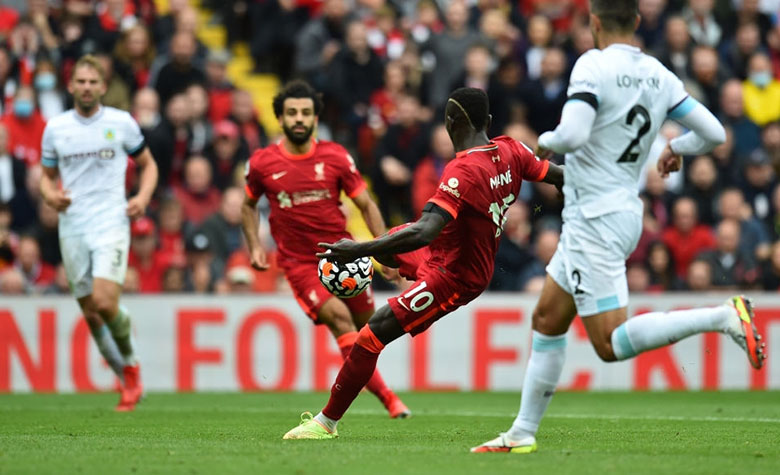 Video bàn thắng Liverpool vs Burnley: Sao mai 'em chưa 18' năng nổ, Mane lập kỷ lục - Ảnh 3