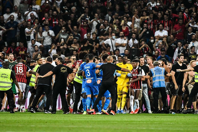 Loạn đả ở Ligue 1: CĐV tràn xuống sân đuổi đánh, cầu thủ chạy tán loạn - Ảnh 2