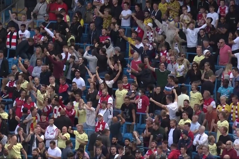 CĐV Arsenal phẫn chí, ăn mừng bàn thắng thứ 4 của Man City - Ảnh 1
