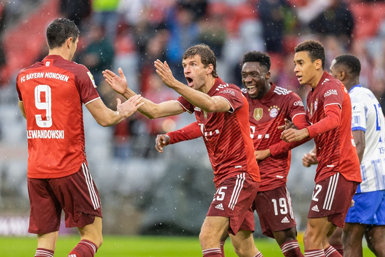 Video bàn thắng Bayern Munich vs Hertha Berlin: Lewandowski lập hat-trick, 'Hùm xám' thắng nhàn nhã 5 sao - Ảnh 1