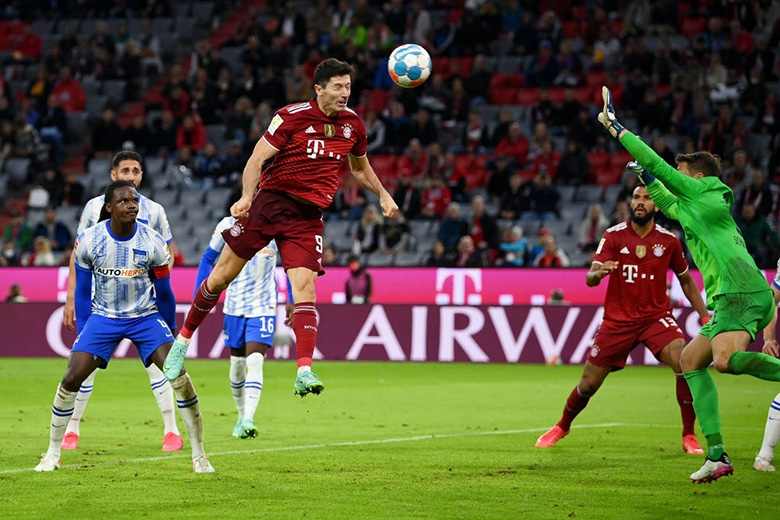 Video bàn thắng Bayern Munich vs Hertha Berlin: Lewandowski lập hat-trick, 'Hùm xám' thắng nhàn nhã 5 sao - Ảnh 2