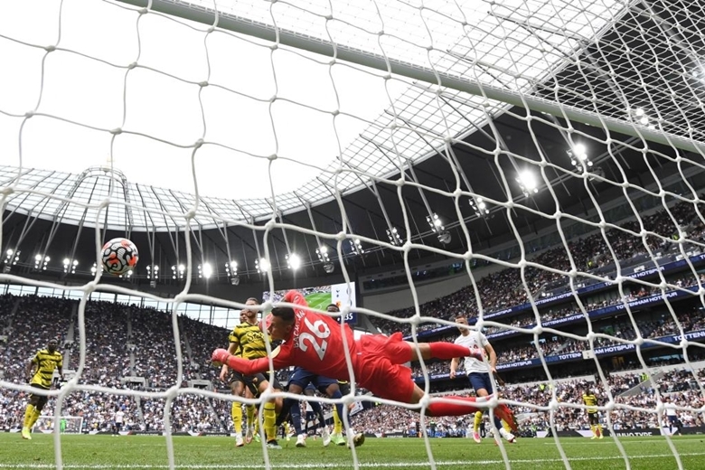 Video bàn thắng Tottenham vs Watford: Harry Kane tắt điện, Son Heung Min giải cứu 'Gà trống' - Ảnh 3