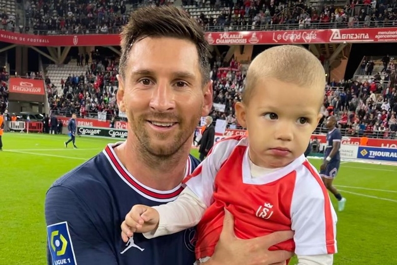 Thủ môn Reims xin Messi chụp ảnh cùng con trai sau trận đấu - Ảnh 1