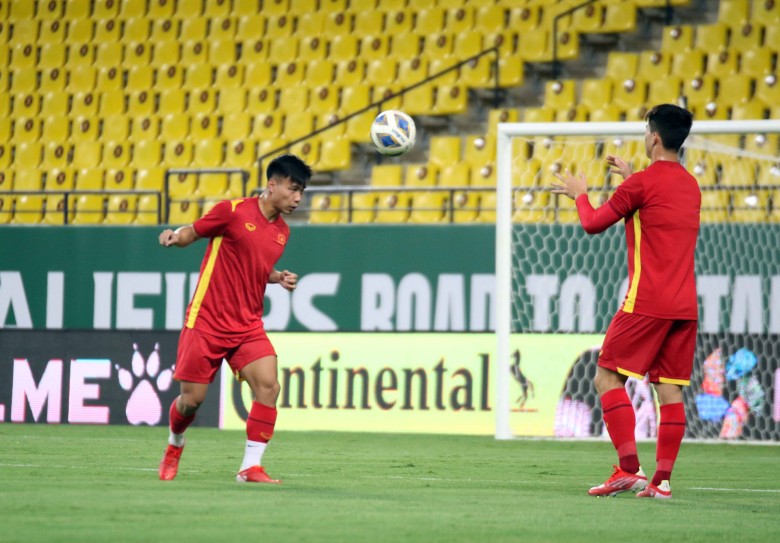 Chùm ảnh: ĐT Việt Nam tập làm quen sân thi đấu chính cho trận gặp Saudi Arabia - Ảnh 8