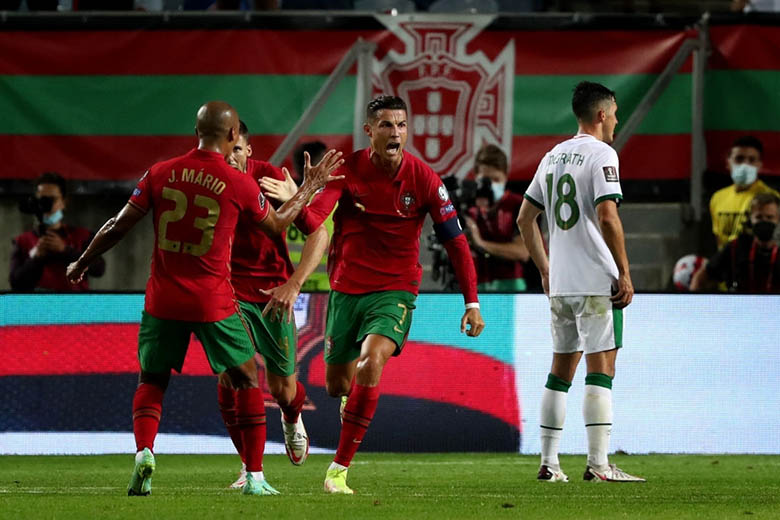 Ronaldo lập cú đúp phá kỷ lục ghi bàn huyền thoại Iran - Ảnh 1