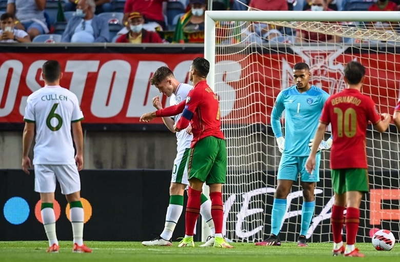 Ronaldo thoát thẻ đỏ dù thẳng tay tát đối thủ trên sân - Ảnh 2