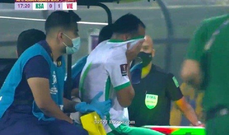 Rời sân sớm vì chấn thương, cầu thủ Saudi Arabia khóc như mưa ở trận gặp Việt Nam - Ảnh 1