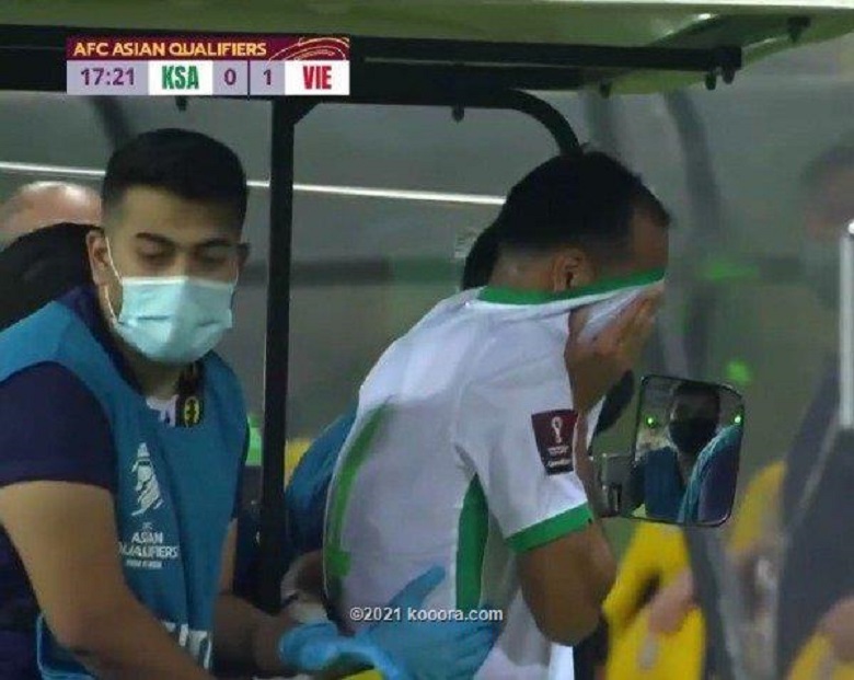 Rời sân sớm vì chấn thương, cầu thủ Saudi Arabia khóc như mưa ở trận gặp Việt Nam - Ảnh 2