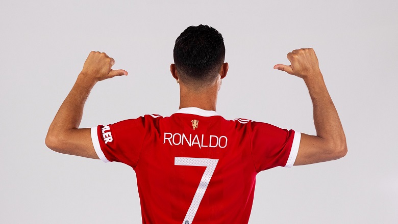 Ronaldo 'lột' áo số 7 của Cavani ở MU - Ảnh 1