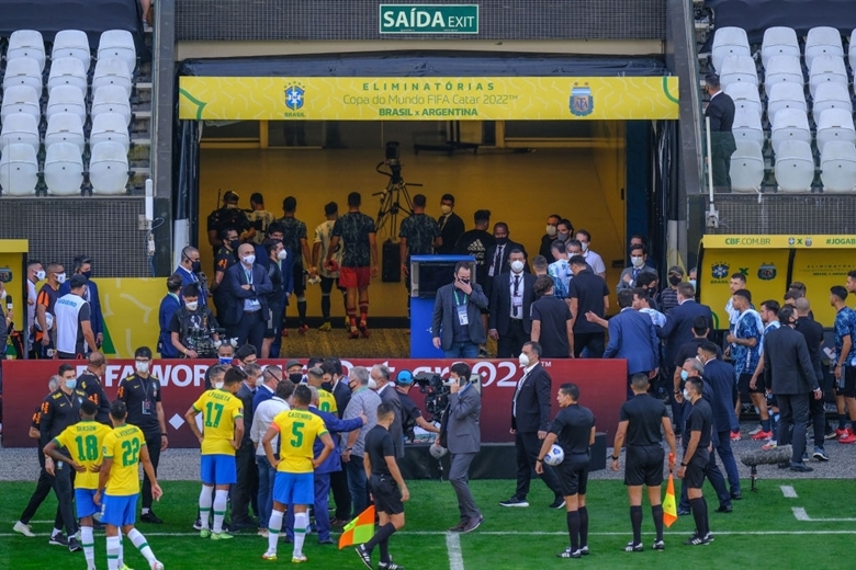 Quan chức Brazil vào sân đòi 'bế' 4 sao Argentina đi cách ly, 'siêu kinh điển' Nam Mỹ bị hủy sau 8 phút - Ảnh 1