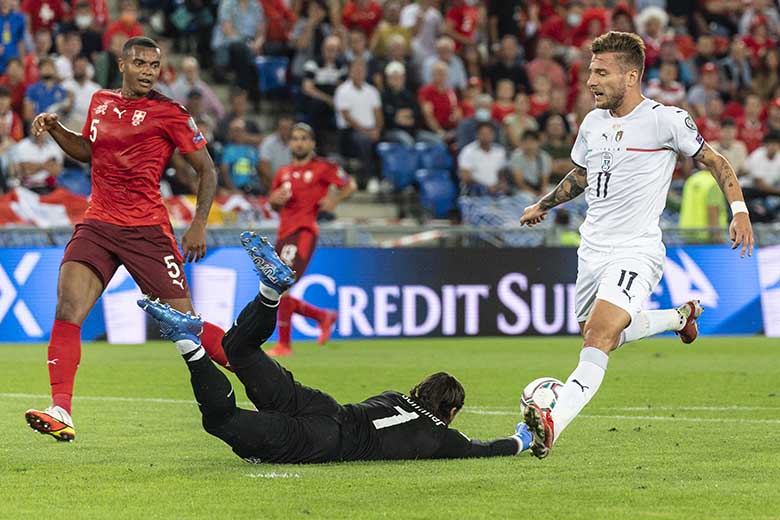 Video bàn thắng Thụy Sĩ vs Italia: Jorginho lại hỏng penalty, Italia vẫn lập kỷ lục bất bại - Ảnh 1