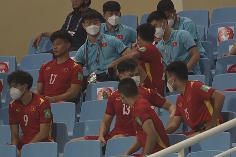 Hài hước: Cầu thủ dự bị trận Việt Nam vs Australia phải ngồi trên khán đài - Ảnh 1