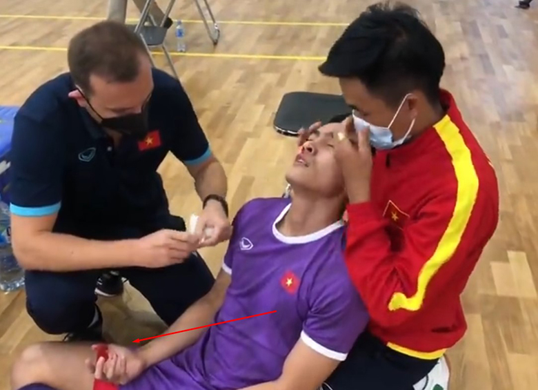 Cầu thủ ĐT Futsal Việt Nam đổ máu sau pha va chạm với tuyển Ma Rốc - Ảnh 1