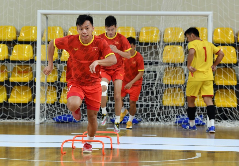 ĐT futsal Việt Nam nghiên cứu băng hình, tập phòng ngự phản công đấu Brazil - Ảnh 1