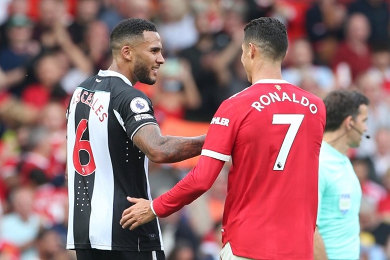 Cầu thủ Newcastle tranh nhau đổi áo với Ronaldo - Ảnh 1