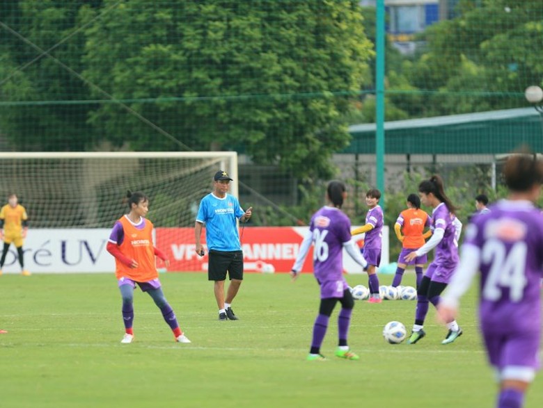 ĐT nữ Việt Nam ra sân tập luyện buổi cuối trước ngày lên đường dự VL Asian Cup 2022 - Ảnh 1