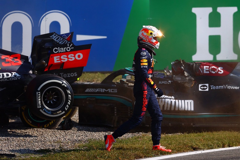 Quản lý của Reb Bull tố táo Lewis Hamilton giả vờ bị thương nặng do tai nạn - Ảnh 1
