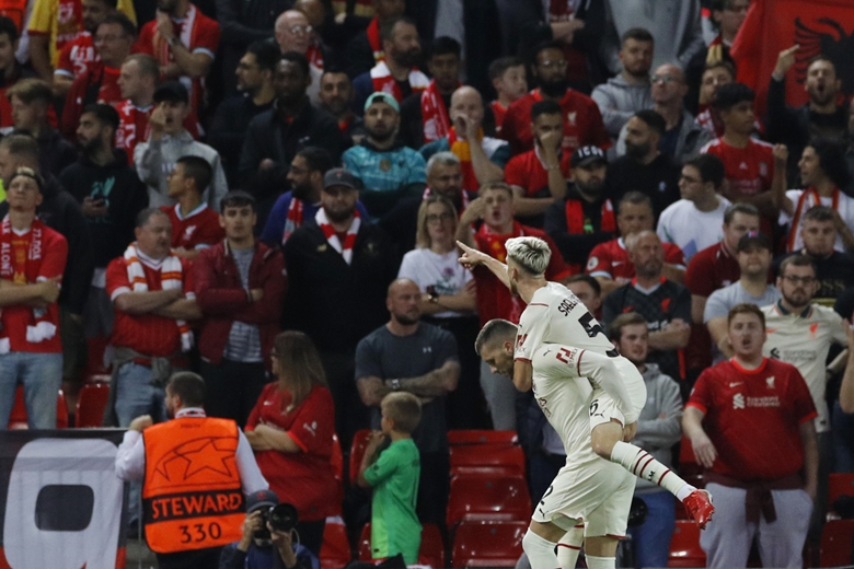Video highlight Liverpool vs AC Milan: Salah ghi bàn, 'The Reds' ngược dòng kịch tính - Ảnh 1