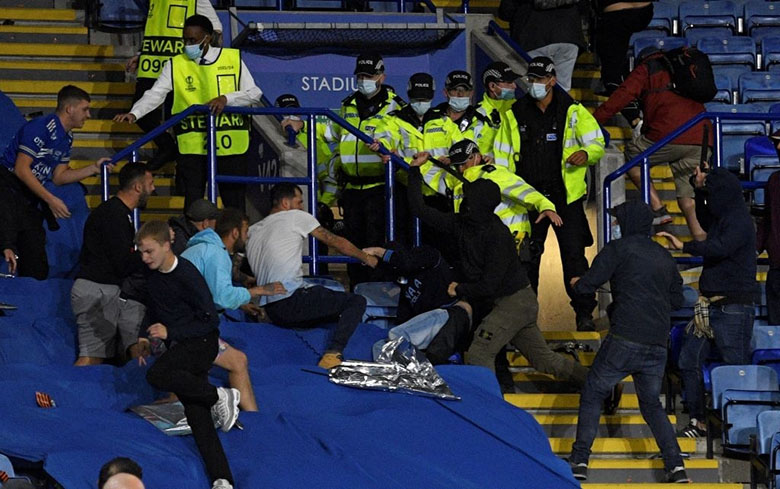 Hỗn chiến trên sân Leicester: Ultras cầm thắt lưng đánh người, gần 100 cảnh sát vào cuộc - Ảnh 1