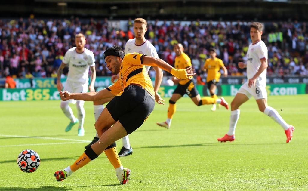 Raul Jimenez trở thành trò cười với pha ‘Rabona phiên bản lỗi’ - Ảnh 2