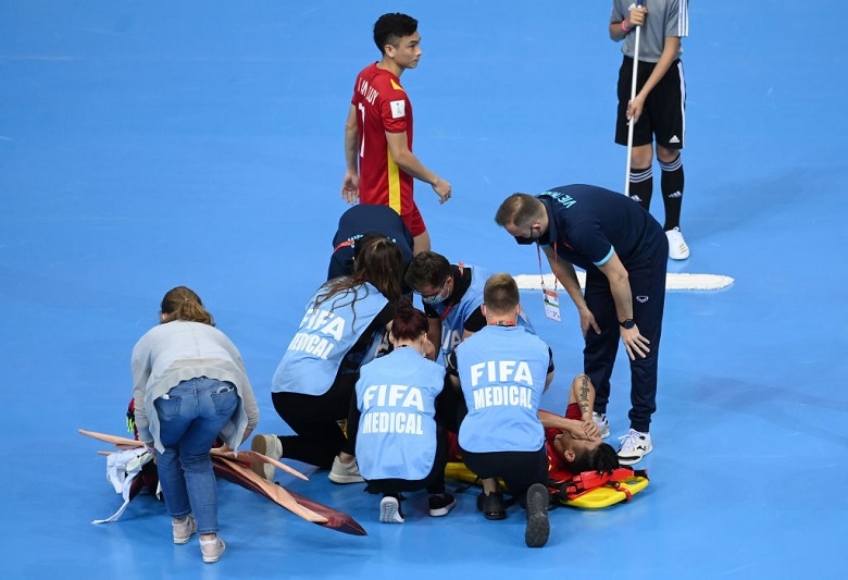 Chùm ảnh: Đức Tùng đau đớn nằm sân trong trận futsal Việt Nam vs CH Séc - Ảnh 2