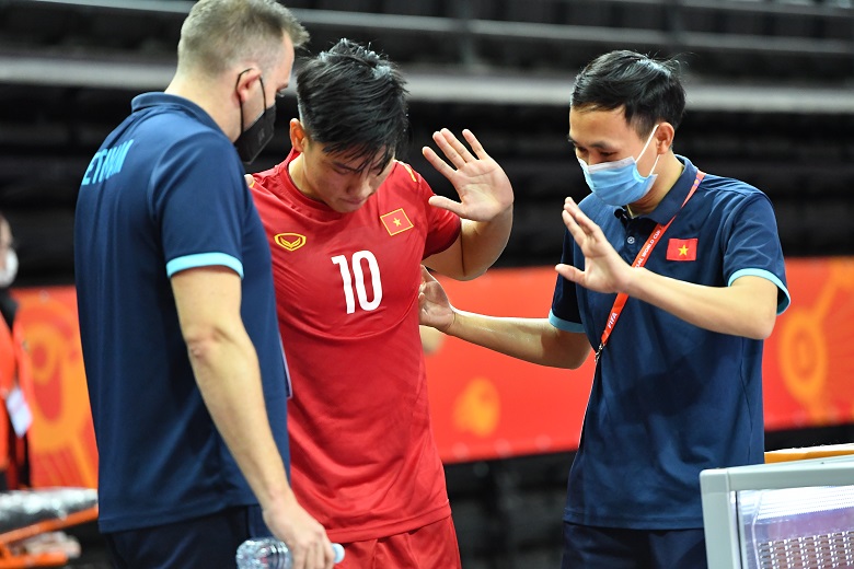 Chùm ảnh: Đức Tùng đau đớn nằm sân trong trận futsal Việt Nam vs CH Séc - Ảnh 6