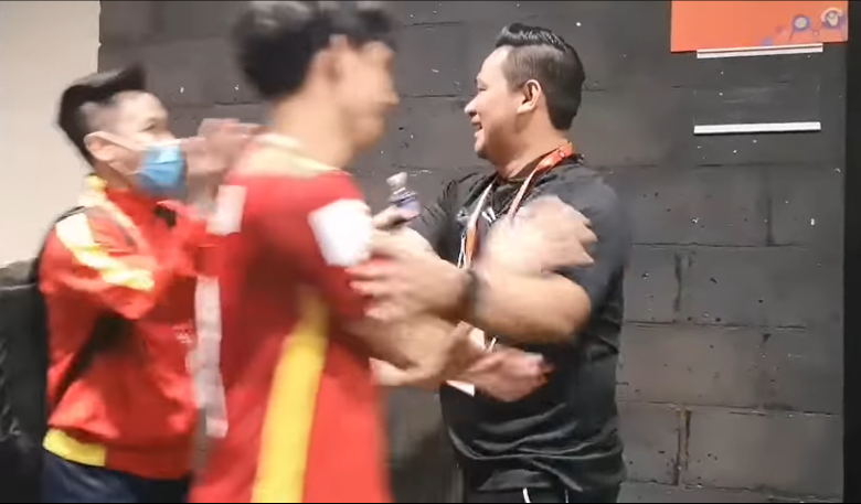 HLV futsal Thái Lan bắt tay từng cầu thủ, chúc mừng ĐT Việt Nam - Ảnh 1