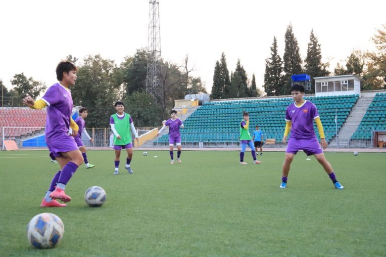 HLV Mai Đức Chung: ‘Đội tuyển nữ Việt Nam gặp rất nhiều khó khăn trước khi đến Tajikistan’ - Ảnh 1