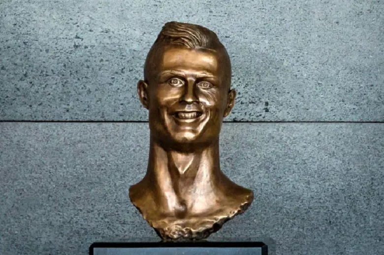 Tranh tường của Ronaldo ở Manchester bị chê giống... cụ già - Ảnh 1