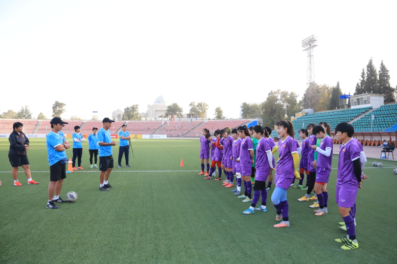ĐT nữ Việt Nam tập buổi cuối, sẵn sàng ra sân đấu Tajikistan - Ảnh 1