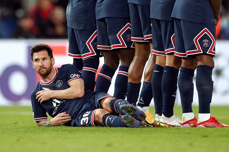 Nhìn Messi nằm sân chống đá phạt, Ferdinand bức xúc: 'Quá thiếu tôn trọng' - Ảnh 1