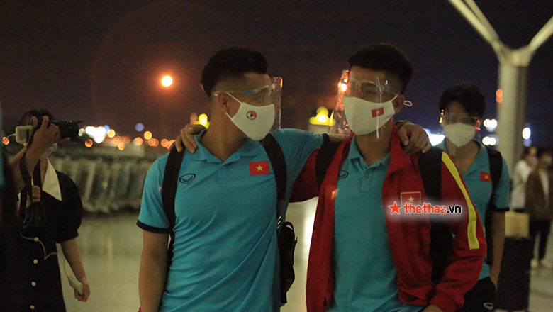 ĐT Việt Nam lên đường sang UAE chuẩn bị cho trận gặp Trung Quốc - Ảnh 5